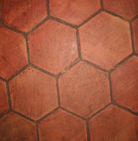 Bild 2: Handgefertigte sechseckige Bodenplatten